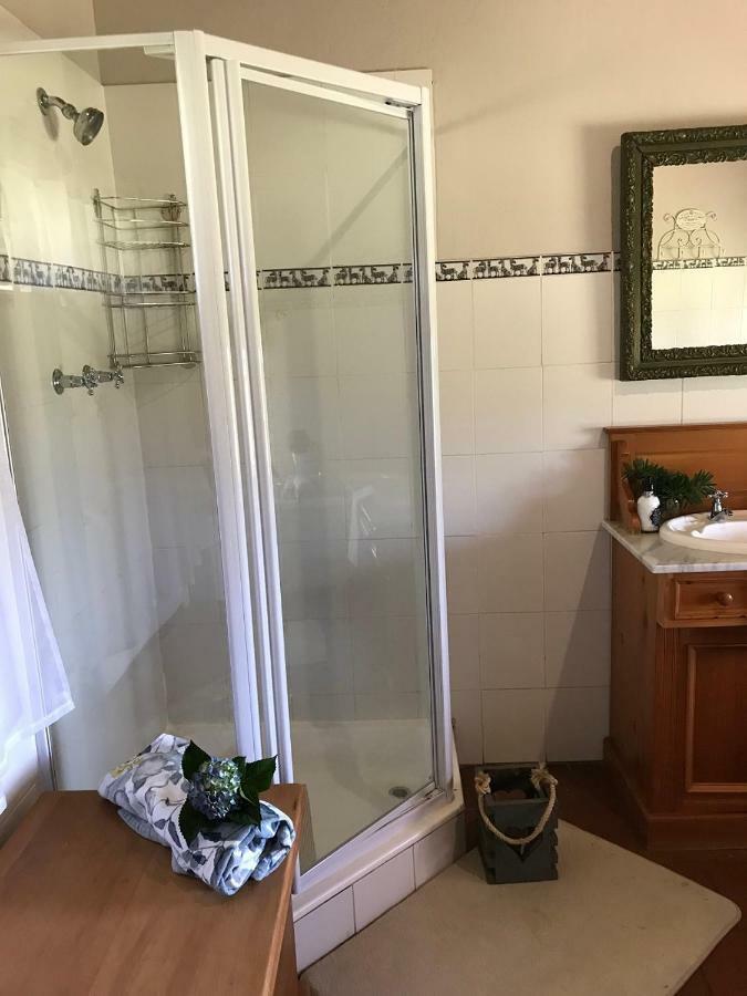 Erin Guesthouse And B&B 버그빌 외부 사진
